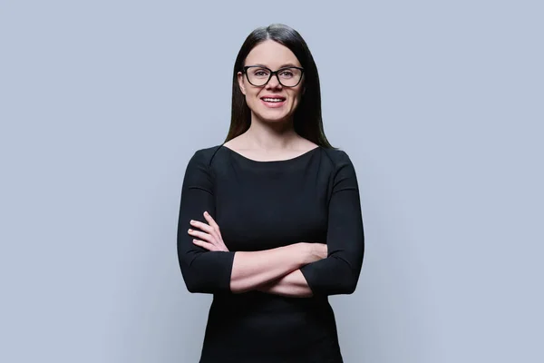 Porträtt Vacker Ung Kvinna Glasögon Svart Klänning Poserar Grå Studio — Stockfoto