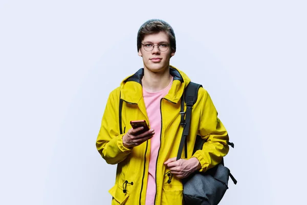 Trendiger Junger Mann Mit Gelbem Sakko Und Smartphone Auf Weißem — Stockfoto
