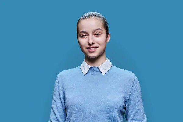Nahaufnahme Porträt Eines Glücklichen Gymnasiastenmädchens Auf Blauem Studiohintergrund Zähneknirschend Lächelt — Stockfoto