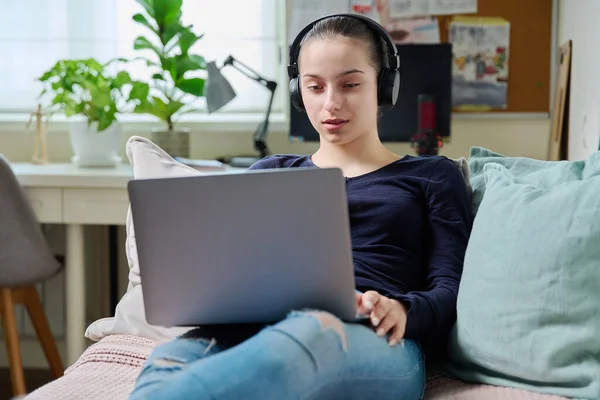 Teenager Mädchen Mit Kopfhörern Die Auf Den Laptop Bildschirm Schauen — Stockfoto