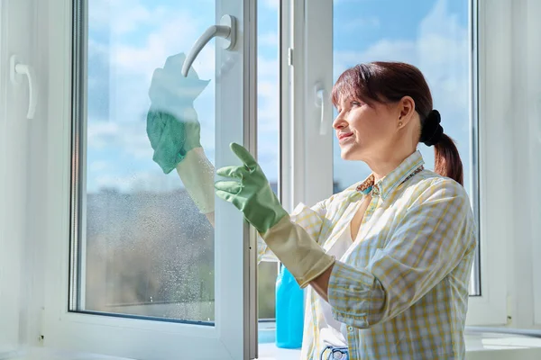 Жінка Прибирає Вікна Вдома Використовуючи Спрей Мікрофібри Прибирання Будинку Домашнє — стокове фото