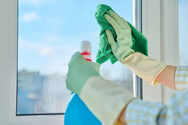 Kobieta Bliska Czyści Okna Domu Sprayem Ściereczką Mikrofibry Sprzątanie Domu — Zdjęcie stockowe
