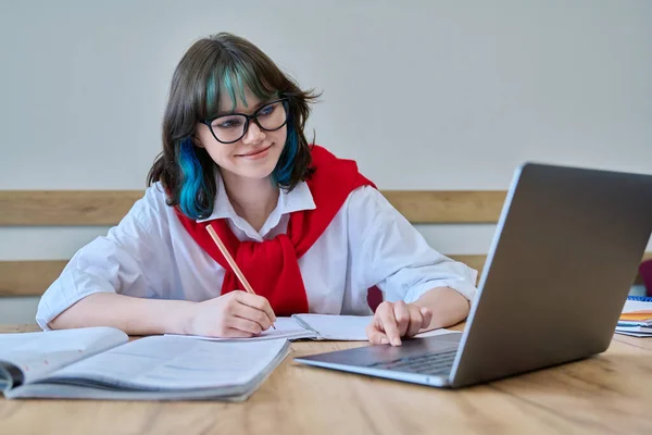 Молода Студентка Коледжу Сидить Столом Класі Використовуючи Ноутбук Книги Пишучи — стокове фото