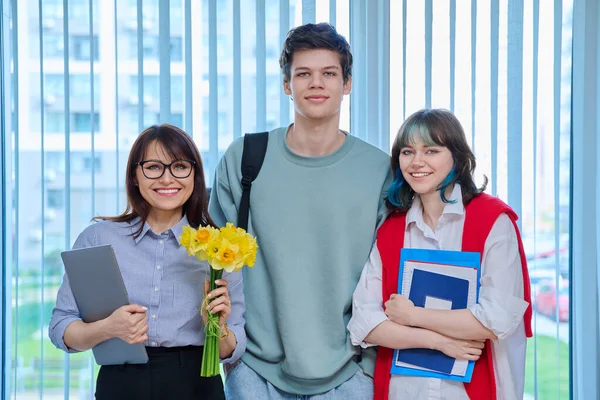Έφηβοι Μαθητές Συγχαίρουν Δασκάλα Μπουκέτο Λουλούδια Στο Εκπαιδευτικό Κτίριο Επαγγελματικές — Φωτογραφία Αρχείου