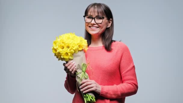 Glücklich Lächelnde Frau Mittleren Alters Mit Einem Strauß Gelber Blumen — Stockvideo