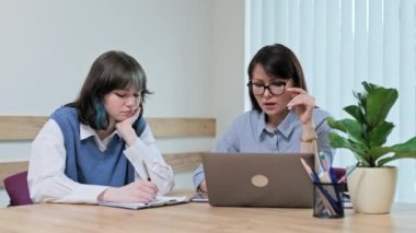 Üniversiteli kız, bayan öğretmenle birlikte sınıfta tek başına ders çalışıyor. Yetişkin bir kadın, ders sırasında genç bir kıza yardım ediyor. Eğitim, bilgi, öğrenme, dil kursları, gençlik kavramı