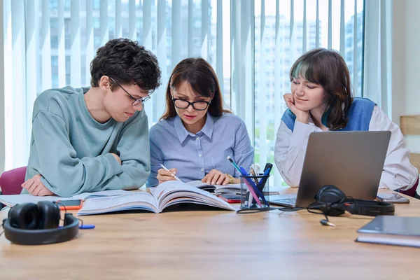 Студенти Підліткового Коледжу Жінкою Вчителем Сидять Столом Класі Вивчаючи Мови — стокове фото