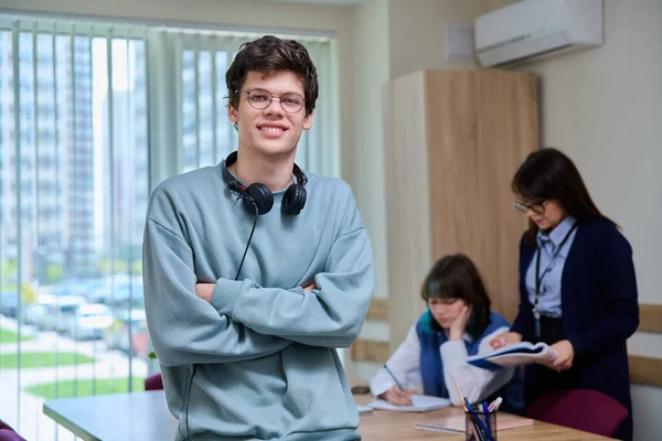 Porträt Eines Studenten Der Die Kamera Klassenzimmer Blickt Junge Männer — Stockfoto