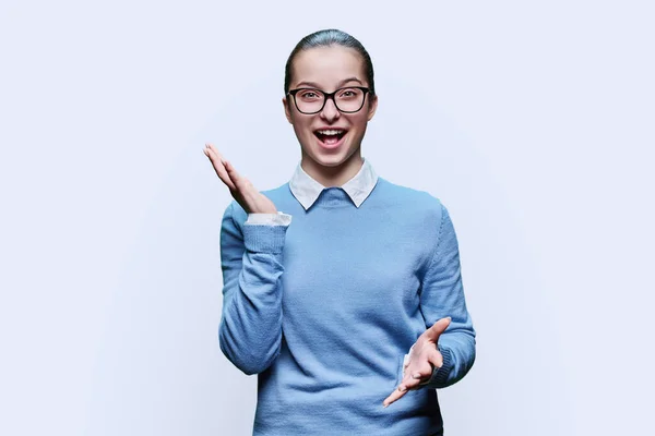 快乐快乐的少女在白色工作室的背景 情绪愉悦的高中生 张开嘴 高举双手玩乐 青春期 生活方式 — 图库照片