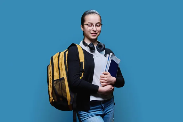 Πορτρέτο Της Έφηβης Μαθήτριας Λυκείου Μπλε Φόντο Χαμογελώντας Γυναίκα Γυαλιά — Φωτογραφία Αρχείου