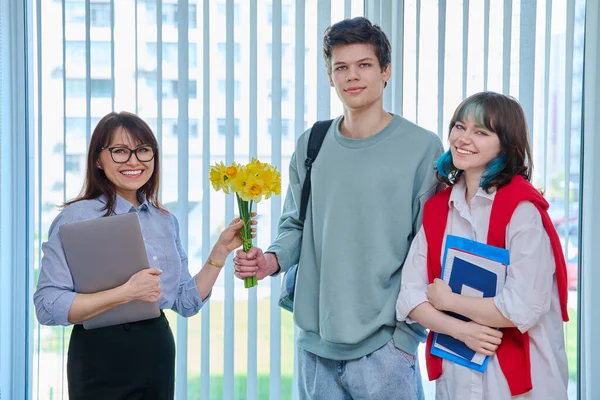 Έφηβοι Μαθητές Συγχαίρουν Δασκάλα Μπουκέτο Λουλούδια Στο Εκπαιδευτικό Κτίριο Επαγγελματικές — Φωτογραφία Αρχείου