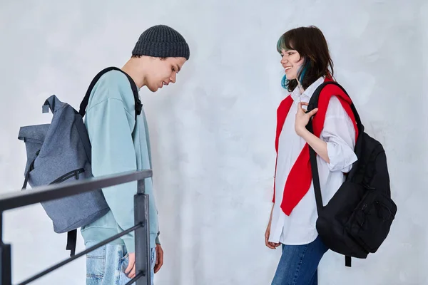 Burschen Und Mädchen Studenten Teenageralter Mit Rucksäcken Stehen Bildungsgebäude Und — Stockfoto
