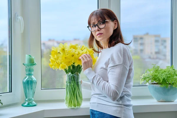 Frau Mittleren Alters Mit Einem Strauß Gelber Blumen Narzissen Die — Stockfoto