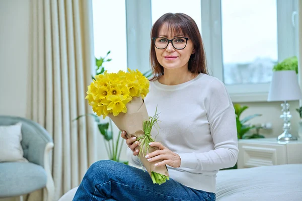 Attraktive Lächelnde Frau Mittleren Alters Mit Einem Strauß Gelber Blumen — Stockfoto