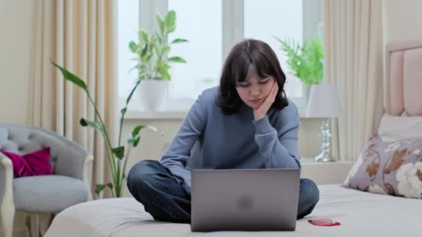 Calma Ragazza Adolescente Guardando Computer Portatile Sul Letto Casa Vedendo — Video Stock