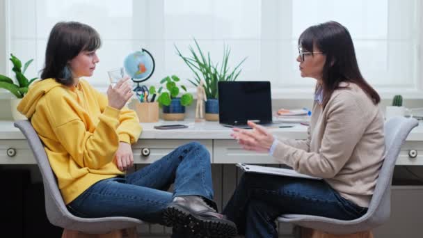 심리학자 치료사 사무실에서 이야기하는 대학생 상담가 소녀를 심리학 청소년기의 — 비디오