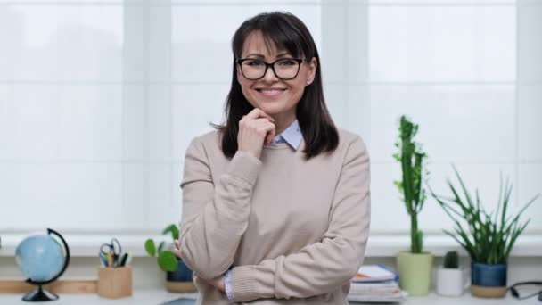 Portret Przyjaznej Uśmiechniętej Dojrzałej Kobiety Biurze Pozytywna Kobieta Średnim Wieku — Wideo stockowe