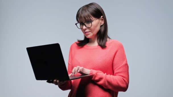 Mulher Séria Meia Idade Olhando Leitura Laptop Segurando Mãos Sobre — Vídeo de Stock