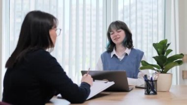 Genç kız üniversite öğrencisi danışman, akıl hocası, psikolog, davranışları, sosyal hizmetler görevlisi ile konuşuyor. Gençlik, akıl sağlığı, sosyalleşme danışmanlık destek tavsiyesi, psikoloji, terapi konsepti