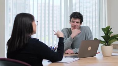 18 yaşında bir öğrenci, 19 yaşında psikolog, sosyal hizmetler görevlisi ve üniversite ofisinde akıl hocası ile terapi görüşmesinde. Sosyal hayat, akıl sağlığı, psikoloji, gençlik kavramı