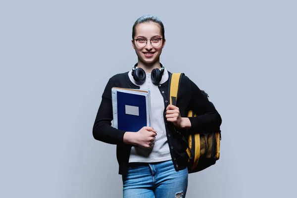 Retrato Adolescente Estudiante Secundaria Sobre Fondo Gris Mujer Sonriente Gafas — Foto de Stock