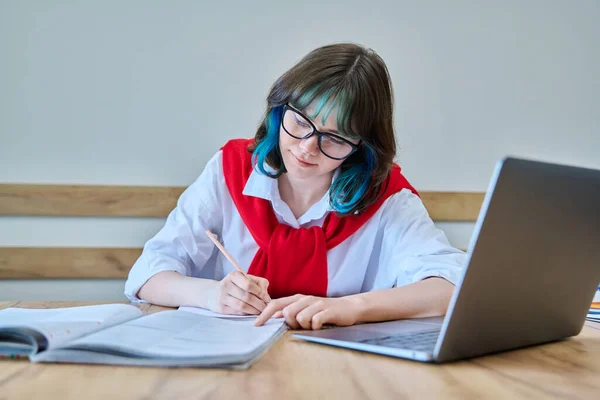 Giovane Studentessa Universitaria Seduta Alla Scrivania Classe Usando Laptop Libri — Foto Stock