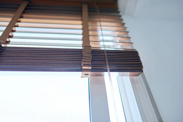 棕色木制百叶窗在内部的特写镜头 窗户装饰 设计理念 — 图库照片