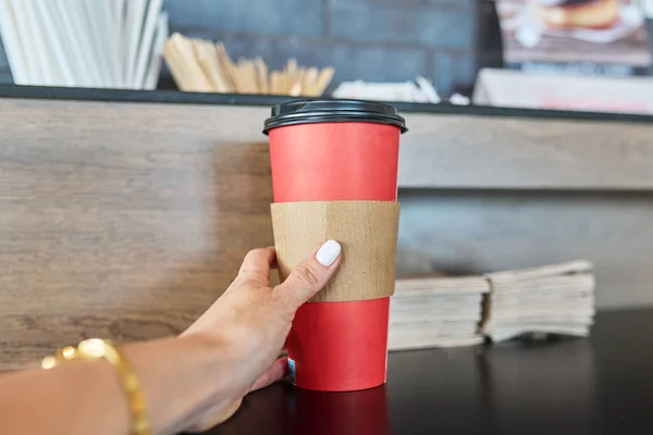 Zblízka Ruku Papírovým Šálkem Kávy Červené Barvě Odnést Kávu — Stock fotografie