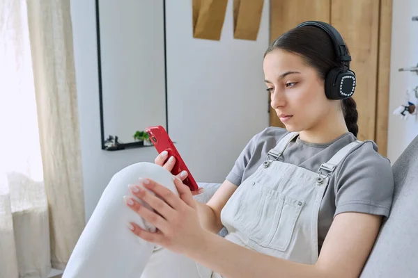 Mladá Puberťačka Sluchátkách Sedí Doma Pohovce Dívá Smartphonu Dospívající Dívka — Stock fotografie
