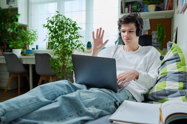 Junger Kerl Mit Kopfhörer Laptop Für Video Chat Studium Freizeit — Stockfoto