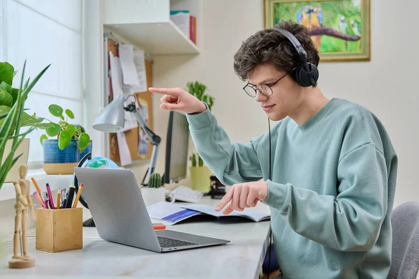 Adolescente Estudiante Universitario Masculino Auriculares Que Tienen Videoconferencia Chat Hablando — Foto de Stock