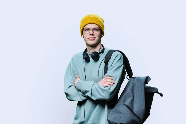 Junge Trendige Hipster Männchen Gelbem Strickmützen Sweatshirt Mit Kopfhörer Rucksack — Stockfoto
