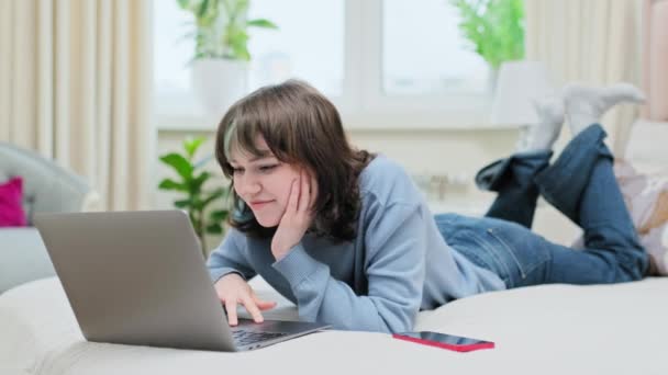 Adolescente Deitada Cama Casa Usando Laptop Sorrindo Rindo Rindo Divertindo — Vídeo de Stock