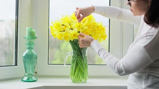Zbliżenie Kobiet Ręce Regulujące Układ Kwiatowy Wazonie Bukiet Żółtych Żonkili — Wideo stockowe