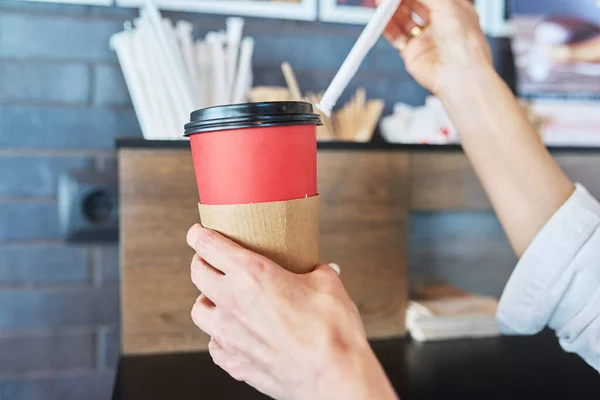 Zamknij Rękę Papierową Filiżanką Kawy Kolorze Czerwonym Wynos Kawy — Zdjęcie stockowe