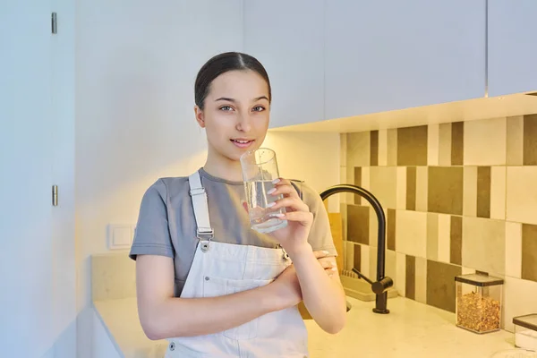 Giovane Acqua Potabile Femminile Bicchiere Lavello Rubinetto Fondo Cucina Filtrazione — Foto Stock