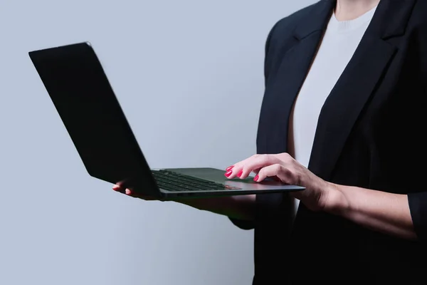 Zbliżenie Kobiet Pomocą Laptopa Szarym Tle Studio Kolor Bizneswoman Czarnym — Zdjęcie stockowe