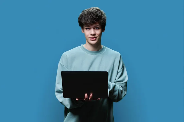 Jonge Mannelijke Student Met Laptop Blauwe Studio Achtergrond Een Glimlachende — Stockfoto