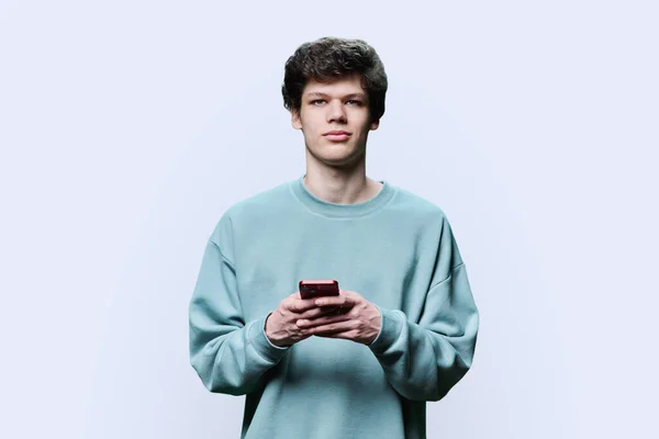 Jonge Lachende Jongen Student Met Smartphone Zoek Naar Camera Witte — Stockfoto