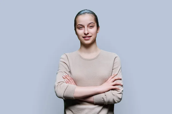 Porträtt Söt High School Student Flicka Grått Vit Studio Bakgrund — Stockfoto