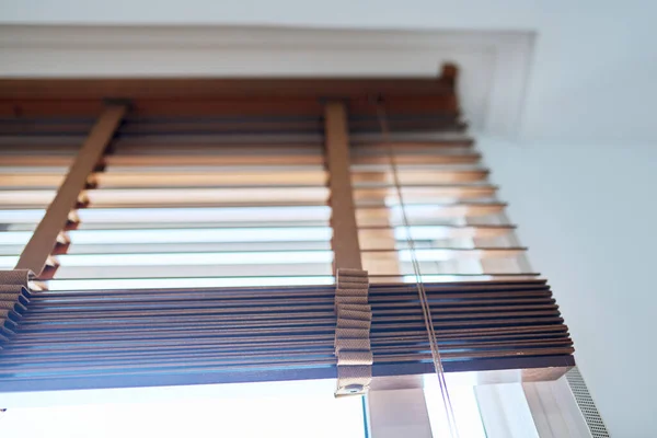 棕色木制百叶窗在内部的特写镜头 窗户装饰 设计理念 — 图库照片