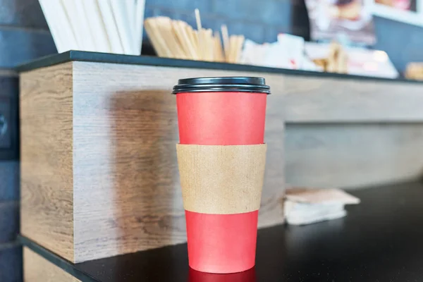 コーヒーの赤い紙コップを閉じて コーヒーを取る — ストック写真