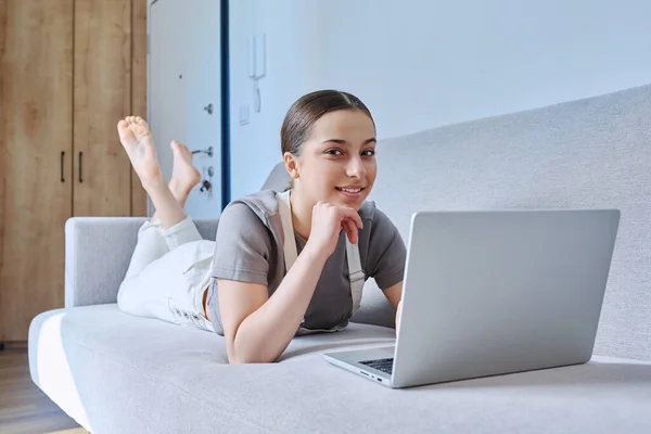 Teen Girl Home Lying Couch Using Laptop Smiling Looking Camera — Stock Photo, Image