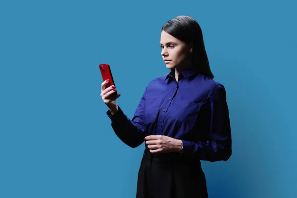 Joven Mujer Negocios Utilizando Teléfono Inteligente Sobre Fondo Estudio Color — Foto de Stock