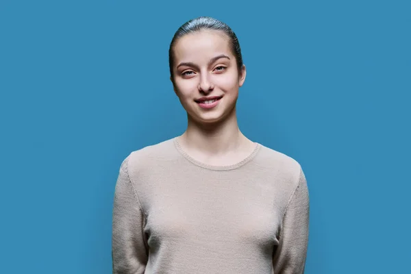 Retrato Adolescente Años Sonriendo Mirando Cámara Fondo Del Estudio Azul —  Fotos de Stock