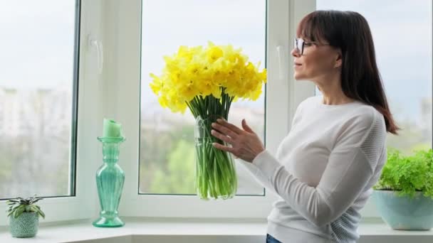 Зрелая Женщина Букетом Цветов Кувшине Окна Spring Yellow Seasonal Daffodils — стоковое видео