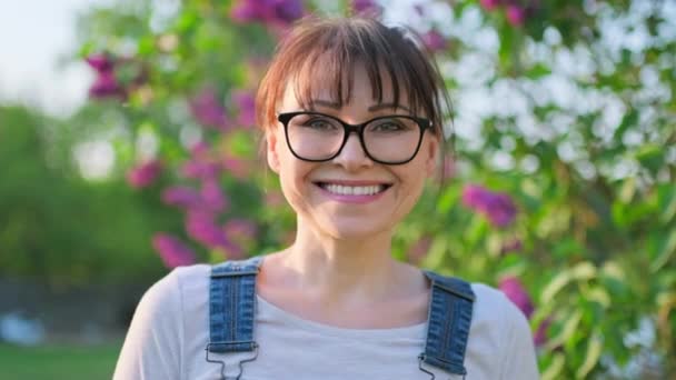 Potret Luar Ruangan Wanita Dewasa Tersenyum Dengan Kacamata Wajah Dekat — Stok Video