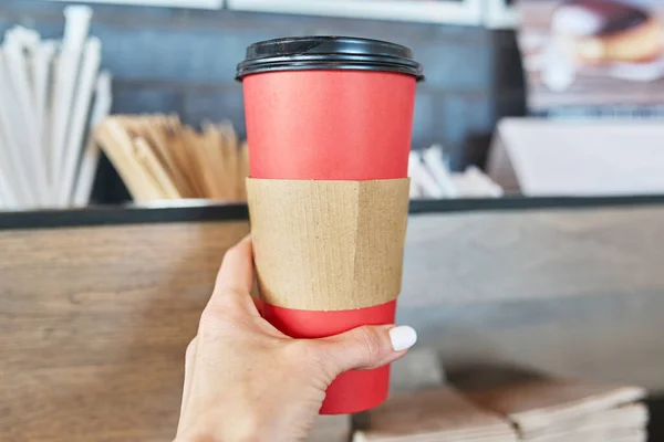 Zamknij Rękę Papierową Filiżanką Kawy Kolorze Czerwonym Wynos Kawy — Zdjęcie stockowe