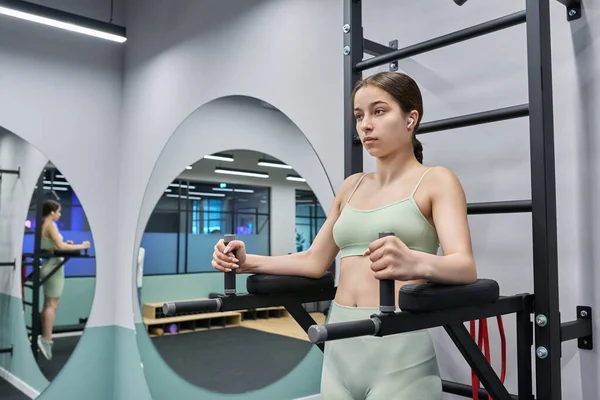 Teenage Female Doing Sports Workout Gym Apartment Complex Youth Adolescence — Stock Photo, Image