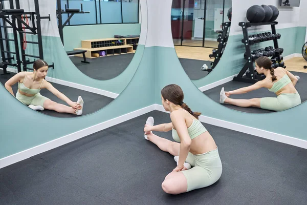 Έφηβη Γυναίκα Κάνει Σπορ Προπόνηση Στο Γυμναστήριο Ενός Συγκροτήματος Διαμερισμάτων — Φωτογραφία Αρχείου